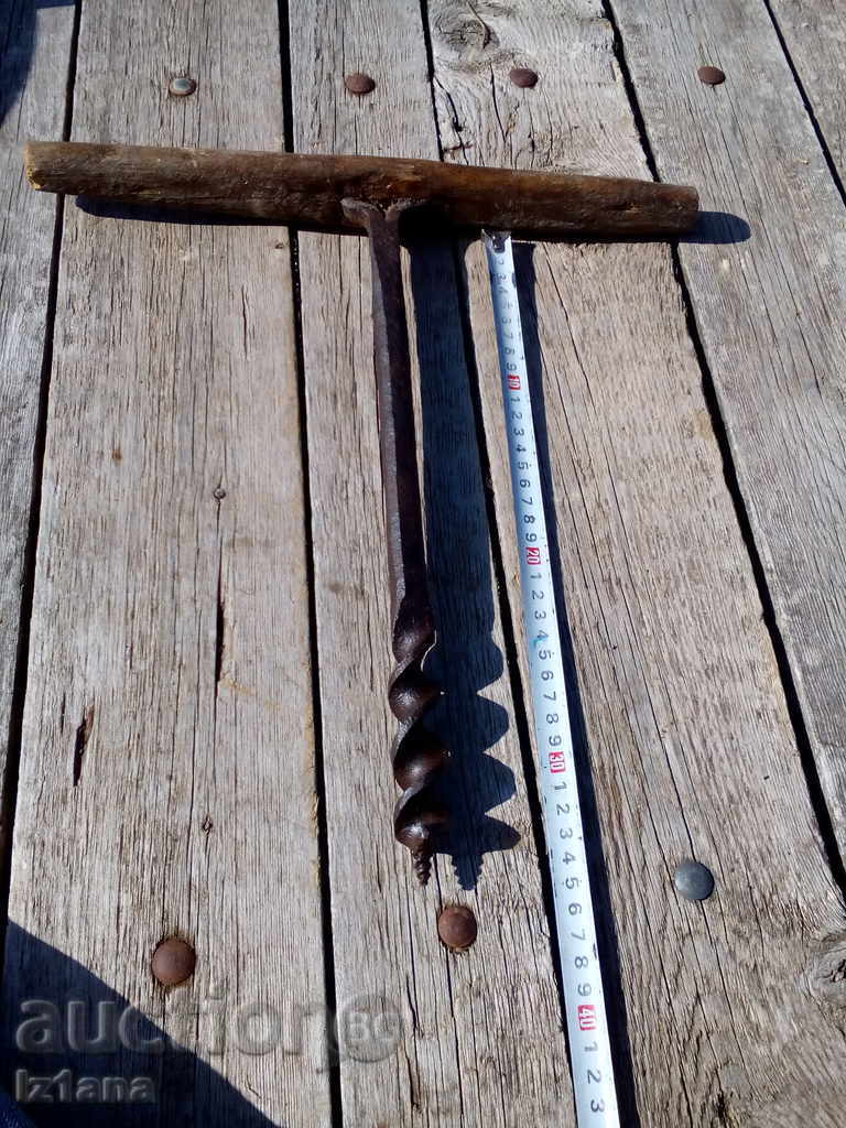 Auction  An old screwdriver binds