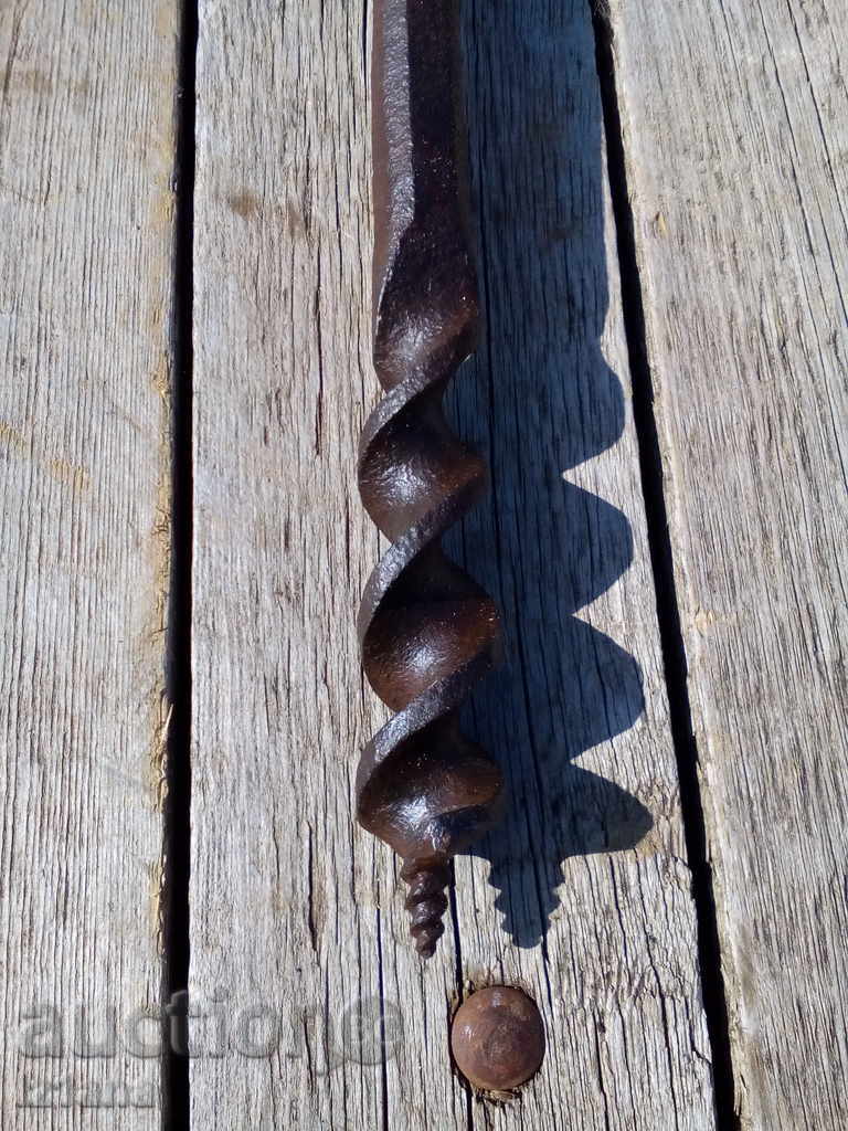 Delivery of An old screwdriver binds