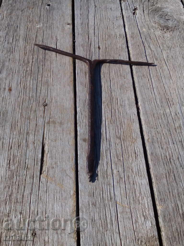 An old screwdriver binds with price 7.00 BGN | € 3.58