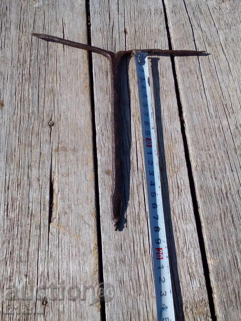 Auction  An old screwdriver binds