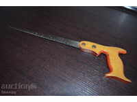 Ferăstrău vechi de oțel cu mâner de lemn