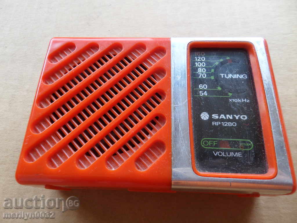 Ένα παλιό τρανζίστορ ραδιόφωνο,