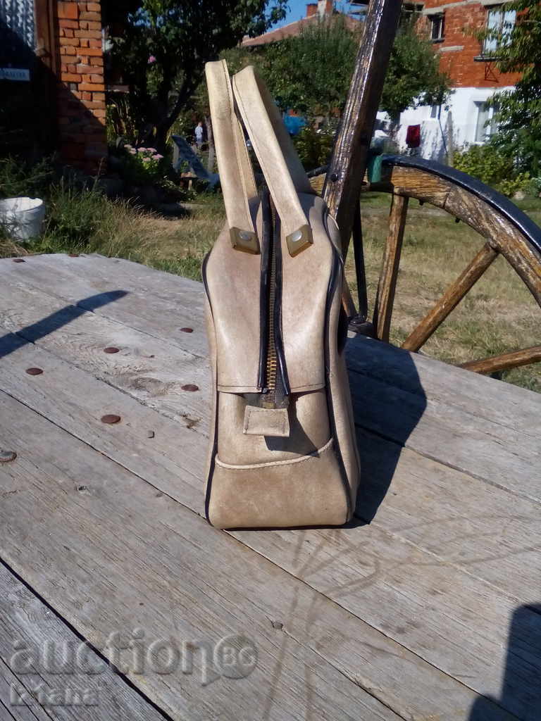 Delivery of Handbag Delivery of Handbag