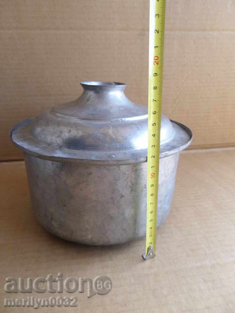 Auction  An old tinned pot, a baker's copper pot with lid