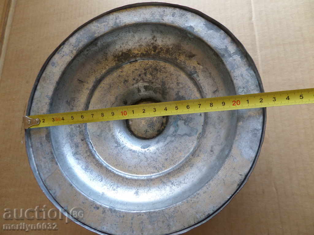 Delivery of An old tinned pot, a baker's copper pot with lid