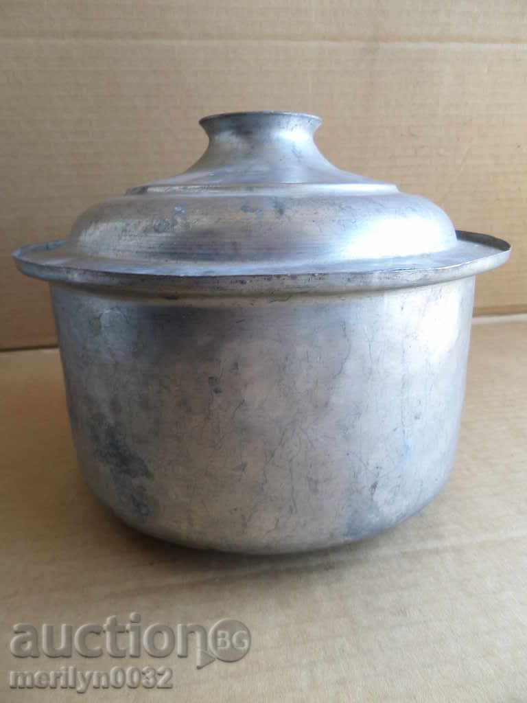 Old tin pot, copper pot with lid Old tin pot, copper pot with lid