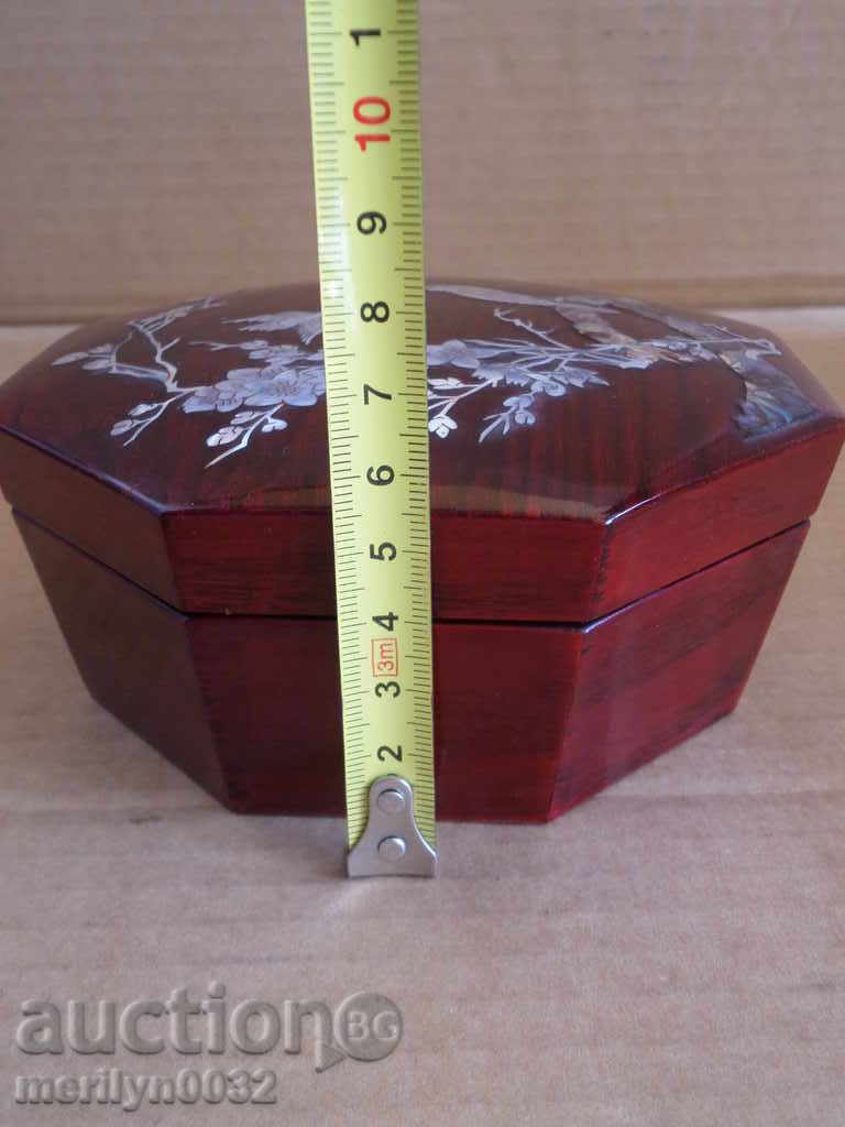 Delivery of Jewel box wood jeweled in the 20th century intrigue