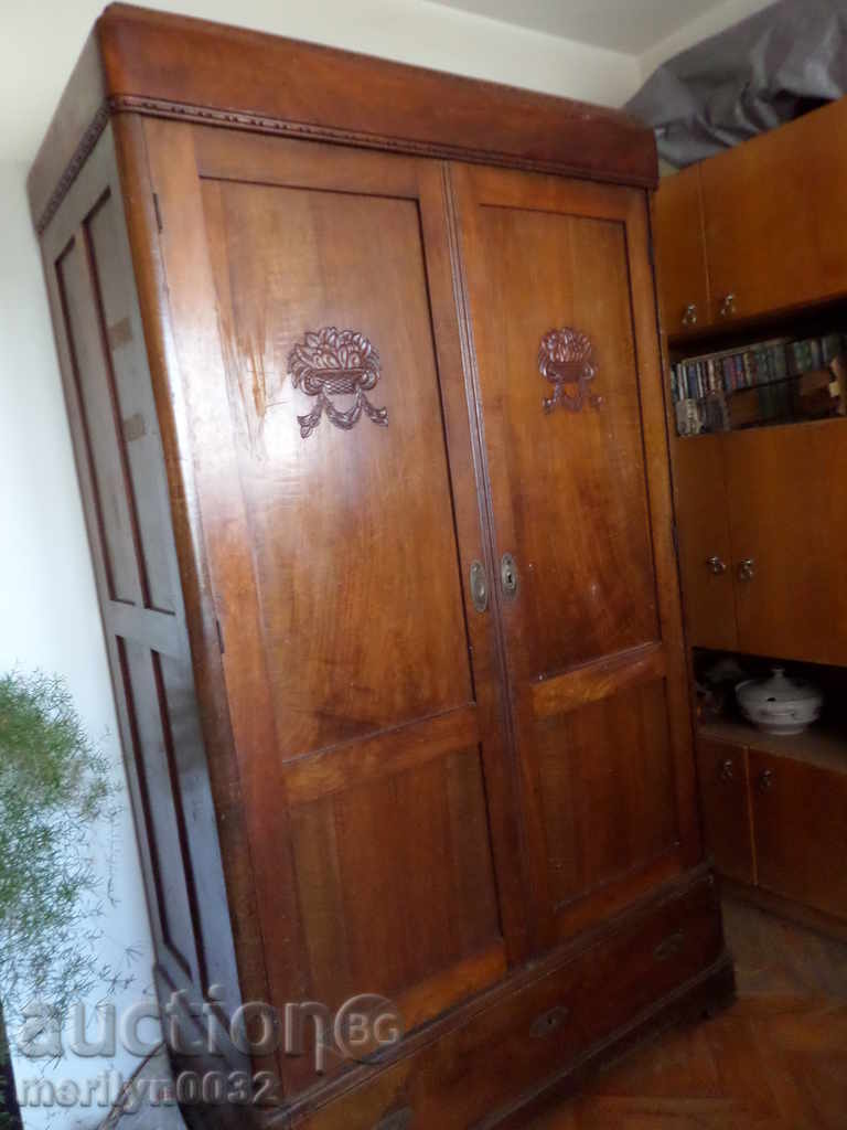Παλιά ντουλάπα από μασίφ ξυλόγλυπτα έπιπλα καρυδιάς