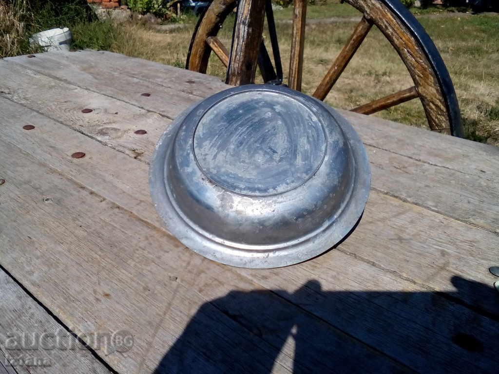 Delivery of Bakteria, a copper plate, a dish Delivery of Bakteria, a copper plate, a dish