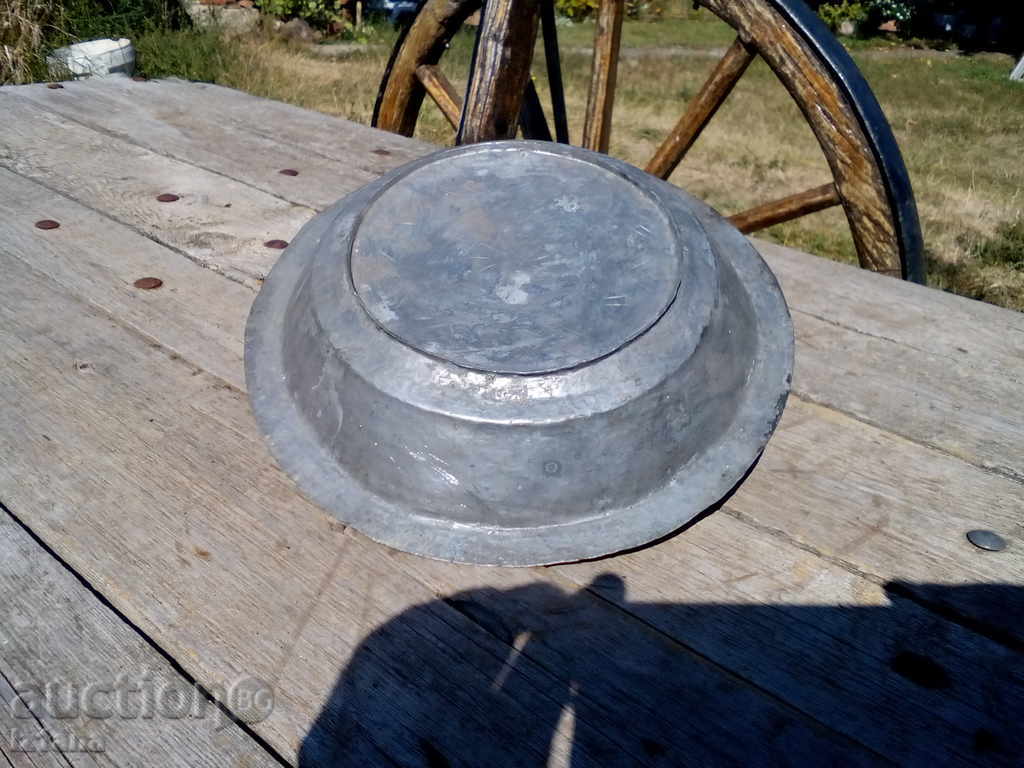 Delivery of Bakteria, a copper plate, a dish Delivery of Bakteria, a copper plate, a dish