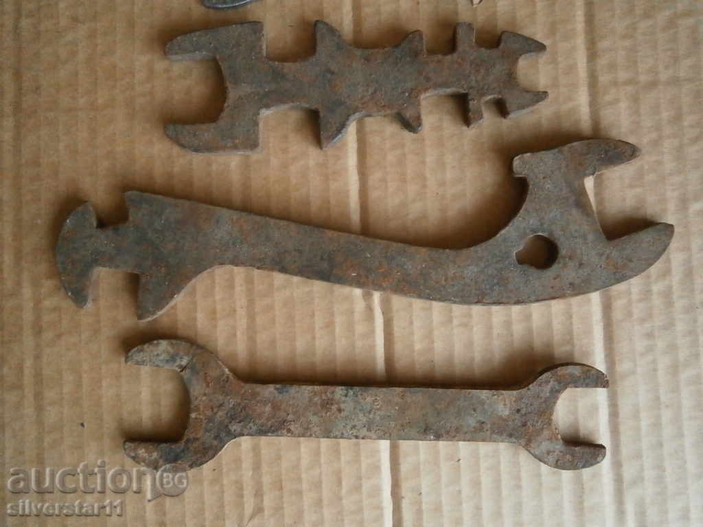 Auction lots of antique keys Auction lots of antique keys