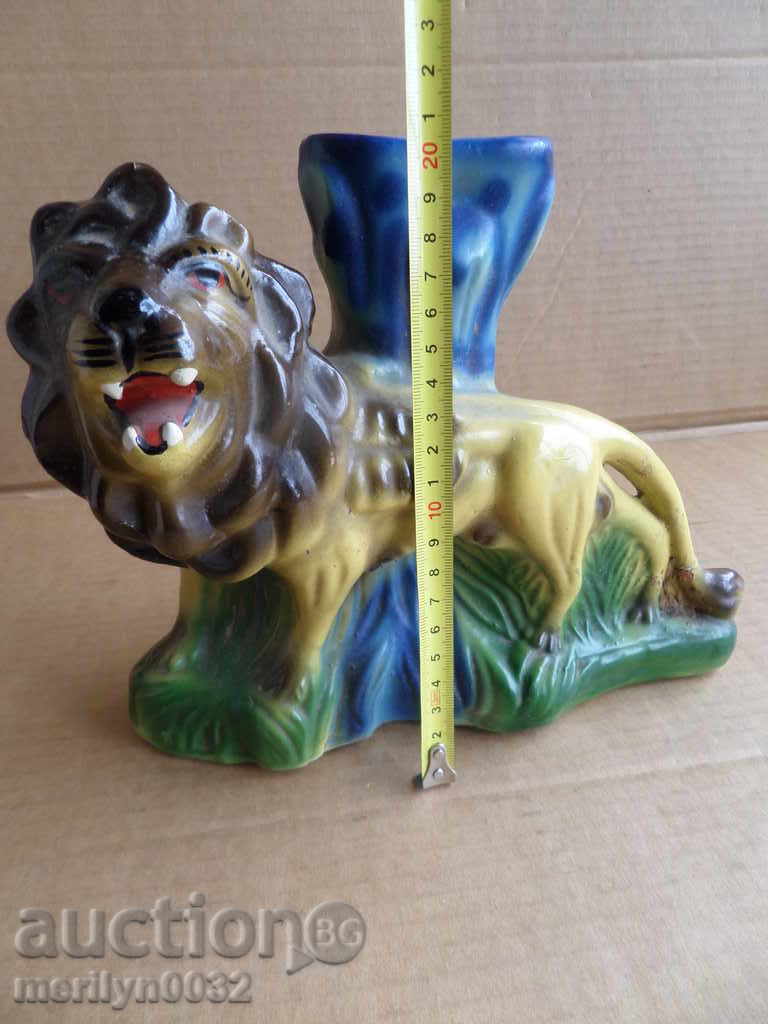 Παράδοση Παλιά βάζο με κεραμικό σχήμα λιοντάρι Παράδοση Παλιά βάζο με κεραμικό σχήμα λιοντάρι