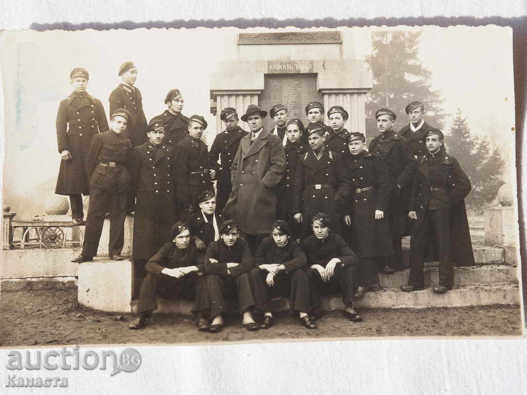 Elevii foto la un monument din Caucaz tabia Sofia K 116