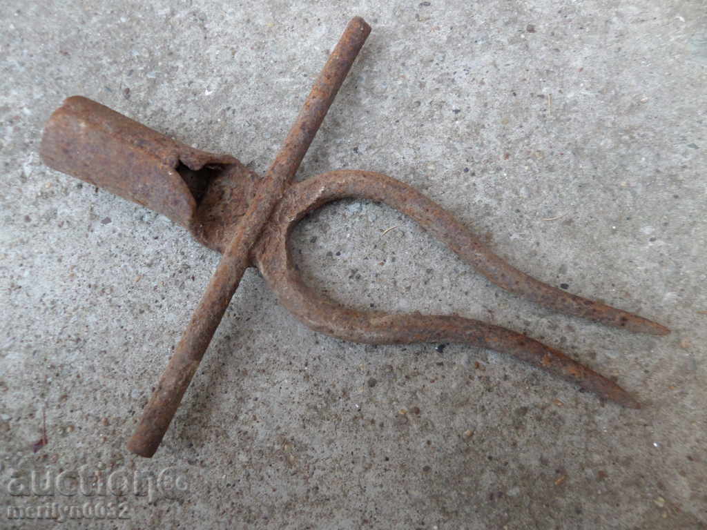 Παλιά σφυρήλατα δύο δόντια, δίκρανο, σφυρήλατο σίδερο με τιμή 37.00 BGN | € 18.92 Παλιά σφυρήλατα δύο δόντια, δίκρανο, σφυρήλατο σίδερο με τιμή 37.00 BGN | € 18.92