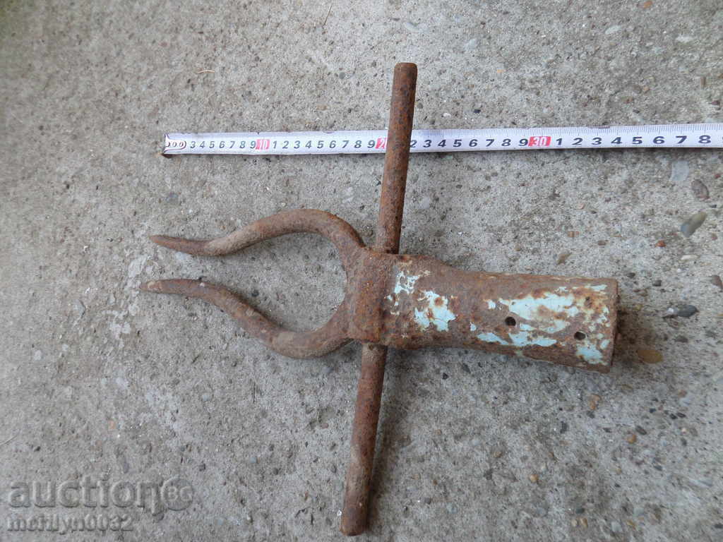 Δημοπρασία Παλιά σφυρήλατα δύο δόντια, δίκρανο, σφυρήλατο σίδερο Δημοπρασία Παλιά σφυρήλατα δύο δόντια, δίκρανο, σφυρήλατο σίδερο