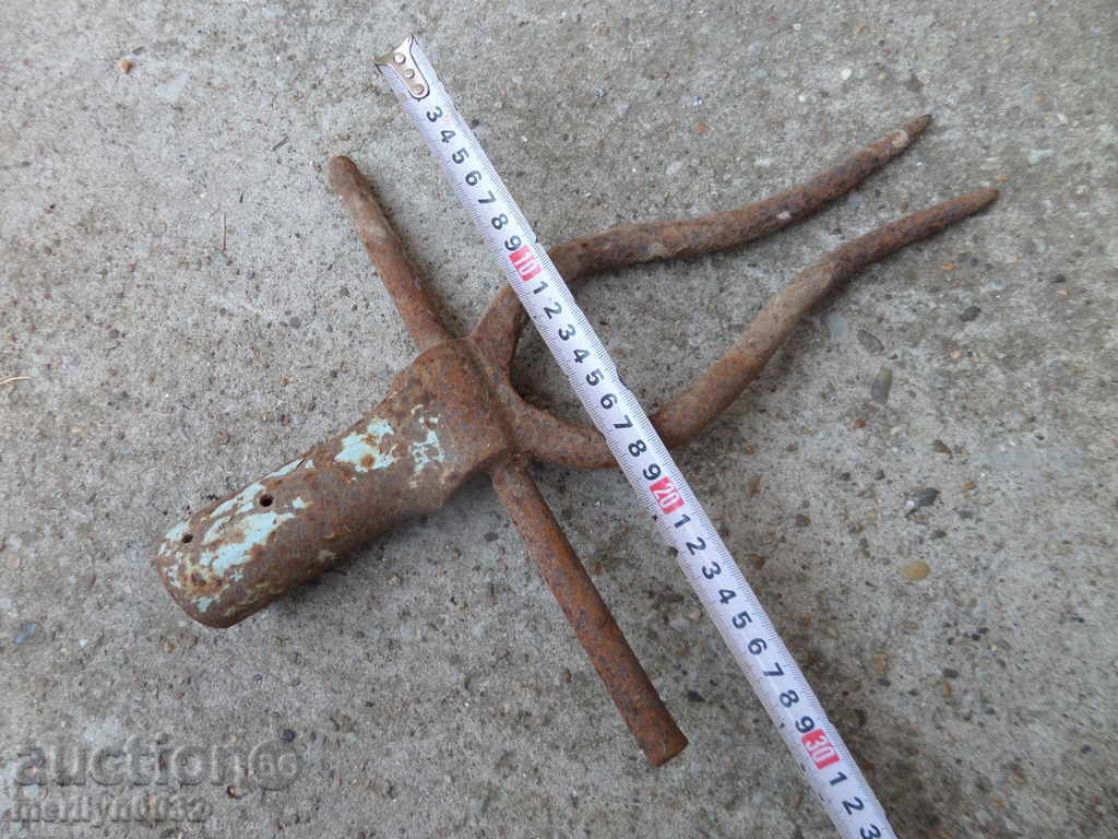 Παράδοση Παλιά σφυρήλατα δύο δόντια, δίκρανο, σφυρήλατο σίδερο Παράδοση Παλιά σφυρήλατα δύο δόντια, δίκρανο, σφυρήλατο σίδερο