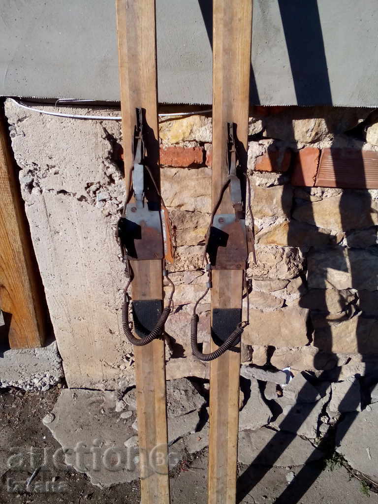 Auction Old skis Auction Old skis