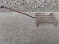 Παλιά χέρι-πλαστά σχάρα parzholnik, σφυρήλατο σίδερο