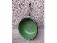 strecurătoare veche emailată, vas cu email timpuriu social NRB