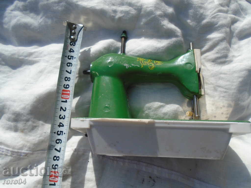 CHILDREN'S SEWING MACHINE "PROGRESS" ACTING WITH DEFECTS - 5 CHILDREN'S SEWING MACHINE "PROGRESS" ACTING WITH DEFECTS - 5