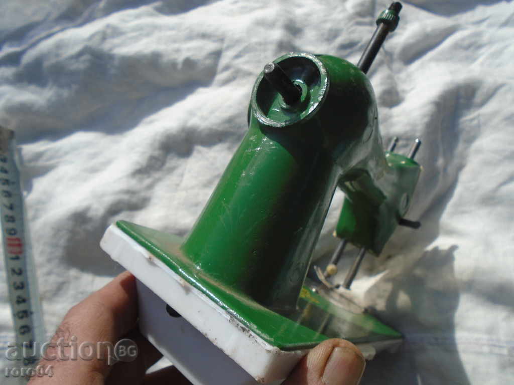 CHILDREN'S SEWING MACHINE "PROGRESS" ACTING WITH DEFECTS - 6 CHILDREN'S SEWING MACHINE "PROGRESS" ACTING WITH DEFECTS - 6