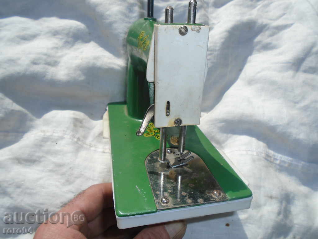 CHILDREN'S SEWING MACHINE "PROGRESS" ACTING WITH DEFECTS - 7 CHILDREN'S SEWING MACHINE "PROGRESS" ACTING WITH DEFECTS - 7