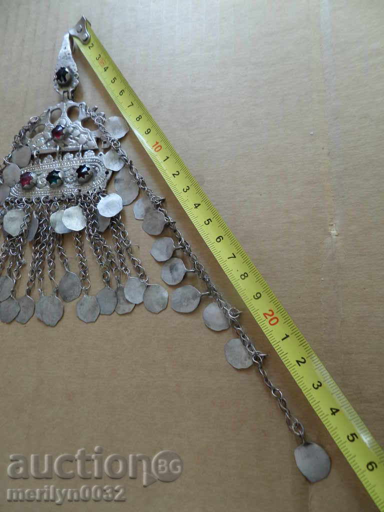 Δημοπρασία Γυναικεία κοσμήματα, φανελένια, μενταγιόν κοστούμια τσίμπημα