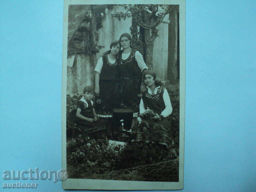 Δημοπρασία PRODAVAM παλιά φωτογραφία Momini με παραδοσιακή φορεσιά. Δημοπρασία PRODAVAM παλιά φωτογραφία Momini με παραδοσιακή φορεσιά.