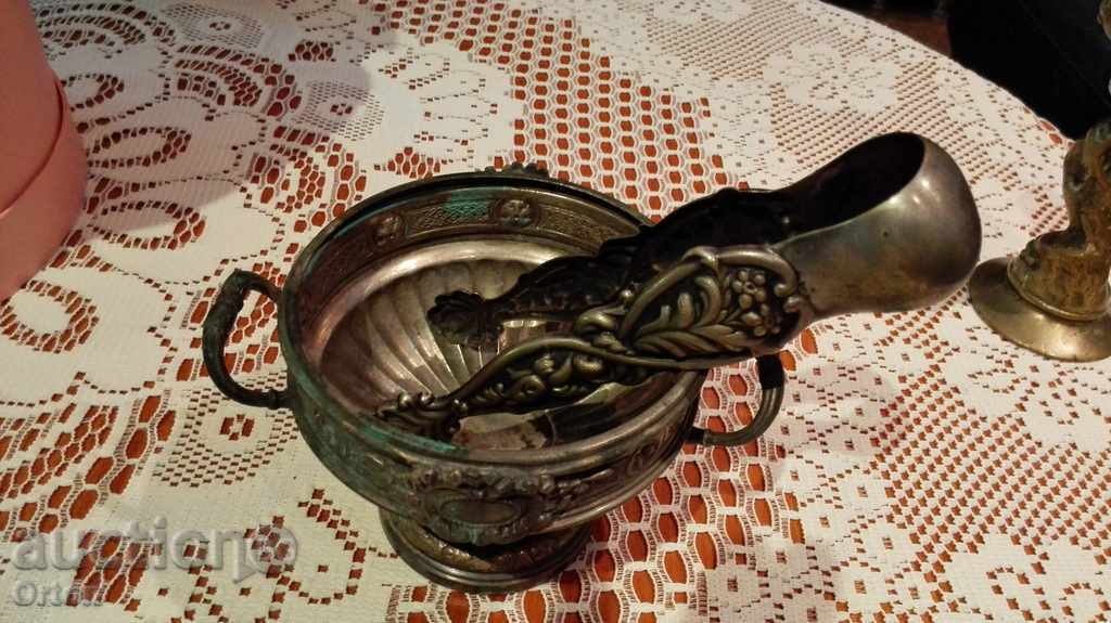 Auction  An old soup sauce + pinch