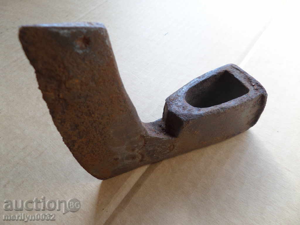Delivery of An old ax with a marker saber hat punch Delivery of An old ax with a marker saber hat punch