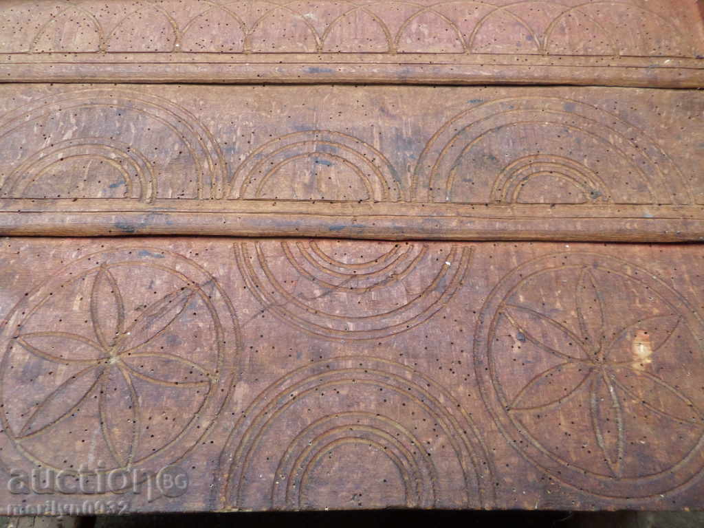 Șezlong Mic Vechi Comodă cu sertare Primitive cu preț 399.00 BGN | € 204.01