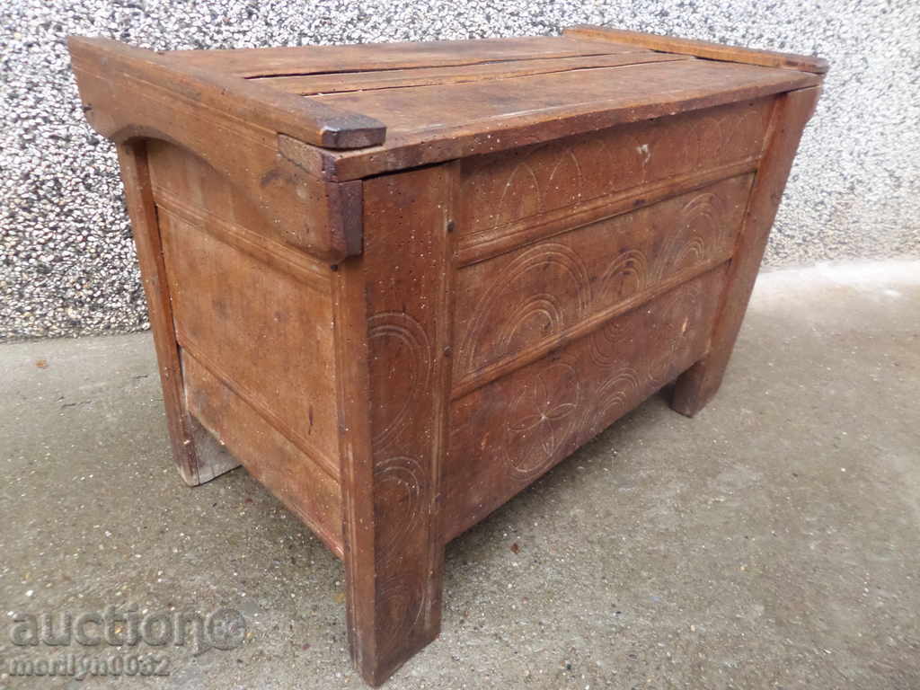 Licitație Șezlong Mic Vechi Comodă cu sertare Primitive