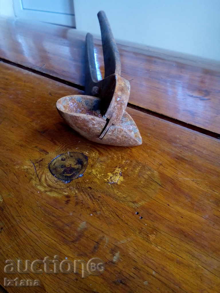 Auction Ancient pliers Auction Ancient pliers