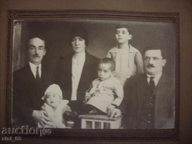 Εικόνα CDV χαρτόνι μεγάλη οικογένεια το 1927. με τιμή 15.00 BGN | € 7.67 Εικόνα CDV χαρτόνι μεγάλη οικογένεια το 1927. με τιμή 15.00 BGN | € 7.67