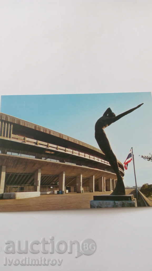 П К Tokyo National Stadium promenade and its bronze statue