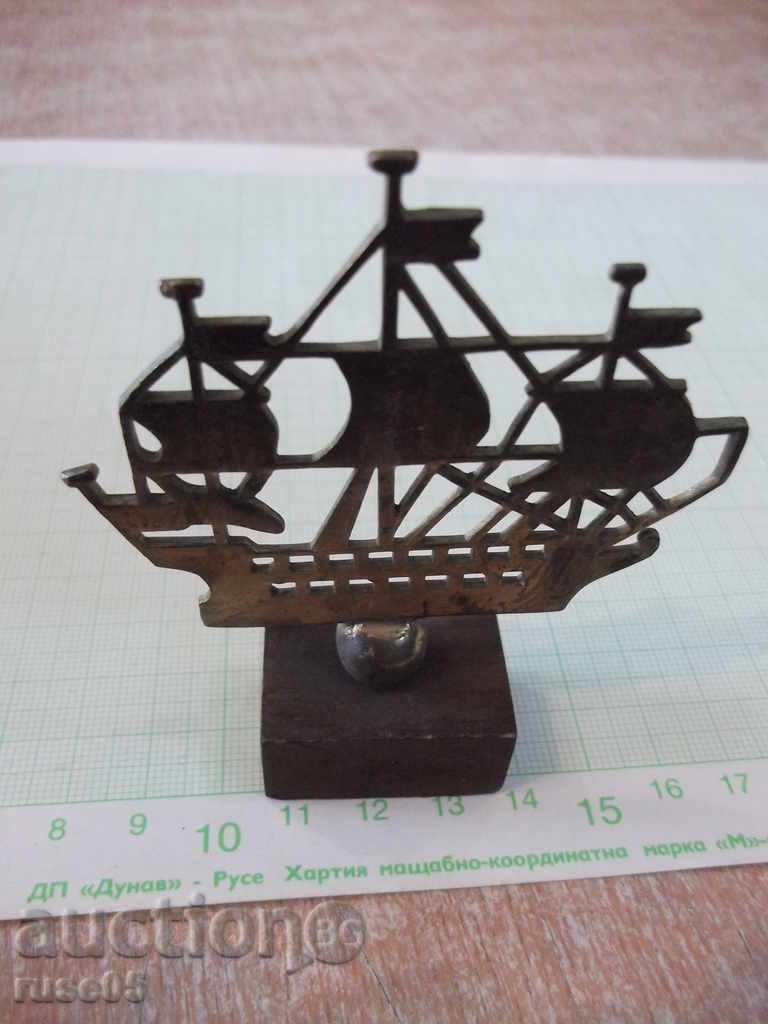 Figura de bronz de barcă cu pânze