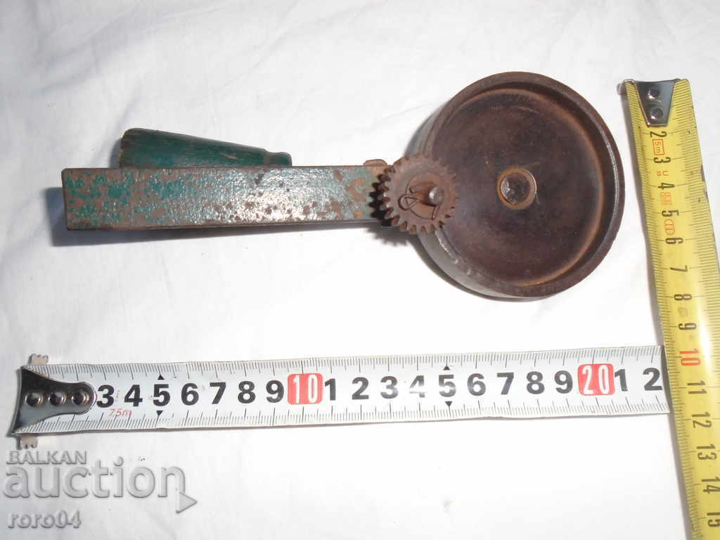 OLD METAL JAR CLOSER with price € 2.56 | 5.01 BGN