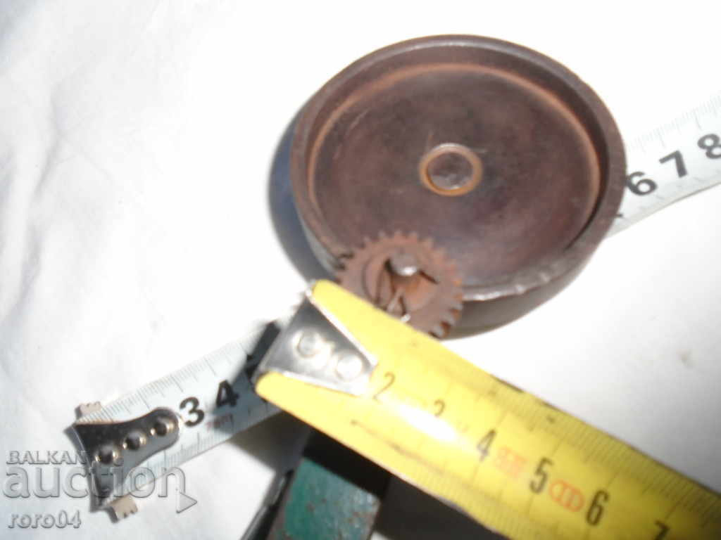 OLD METAL JAR CLOSER - 5 OLD METAL JAR CLOSER - 5