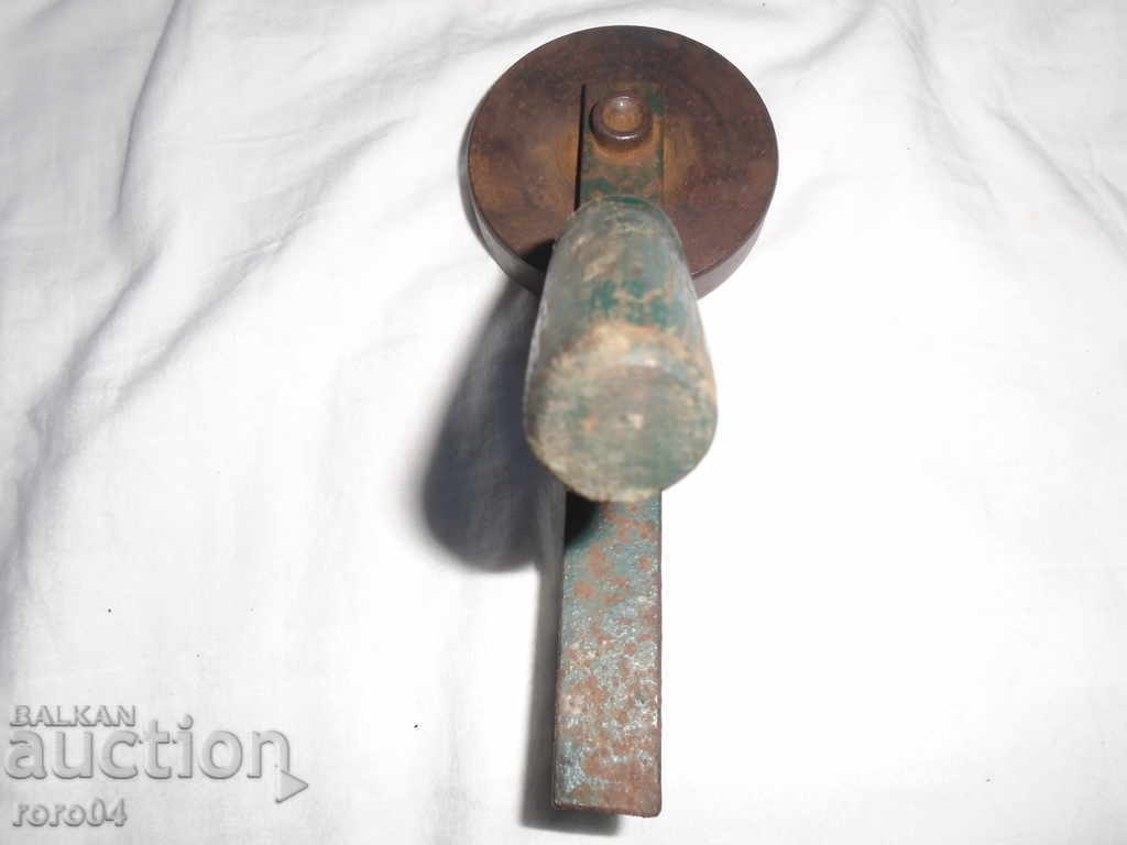 OLD METAL JAR CLOSER - 7