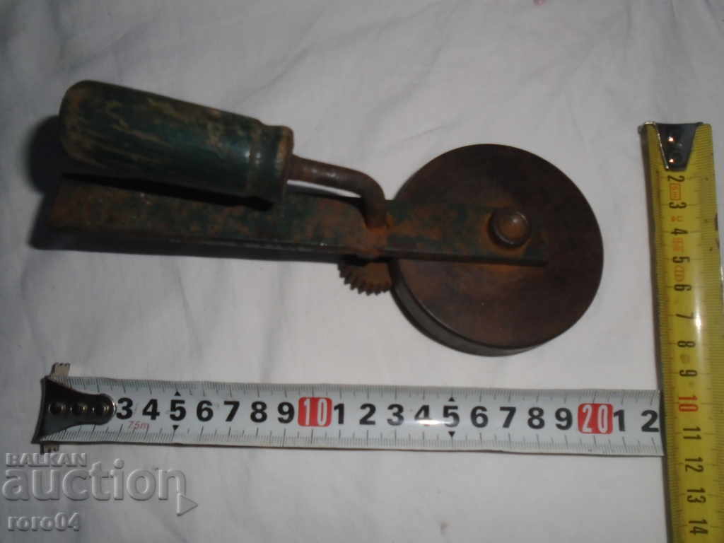 OLD METAL JAR CLOSER