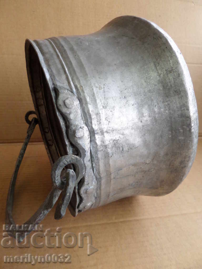 Auction Tin boned, boiler, baker, copper pot Auction Tin boned, boiler, baker, copper pot
