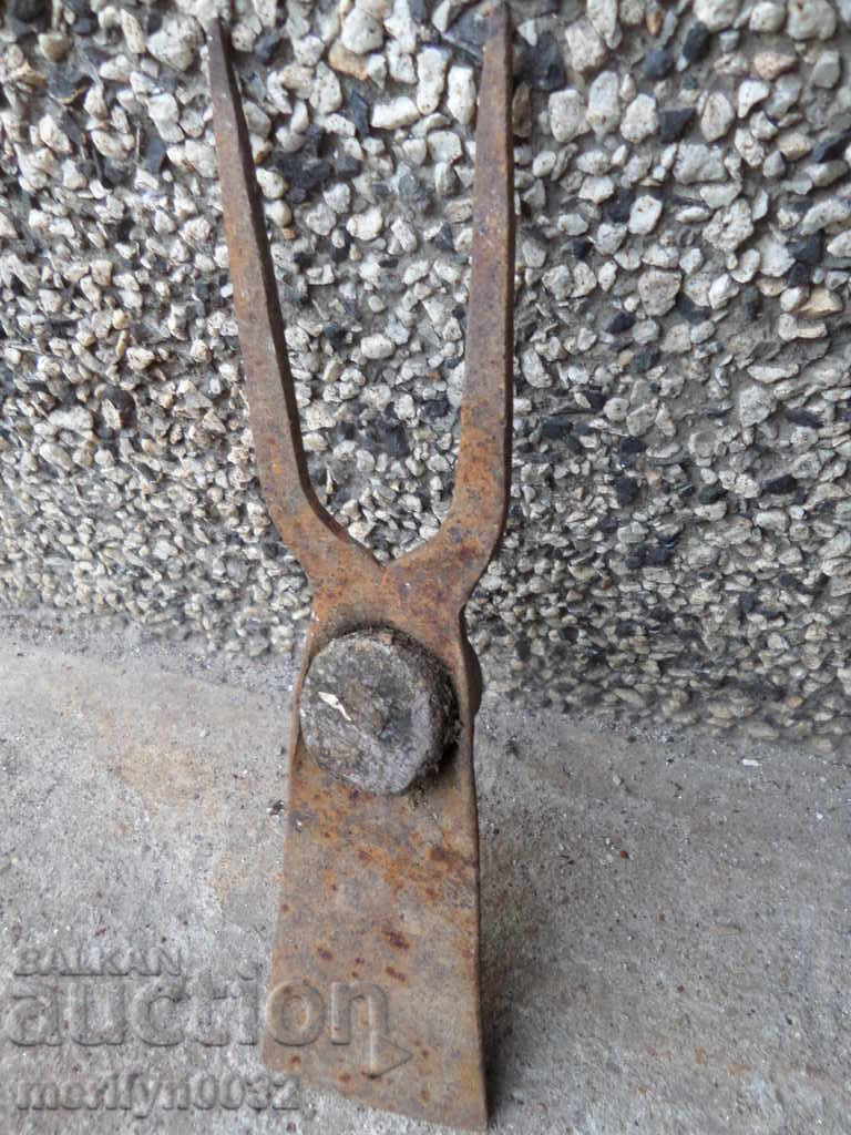 Auction An old chapel two-tooth wrought iron tool Auction An old chapel two-tooth wrought iron tool