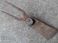 Chapa dvuzabets vechi instrument de fier forjat