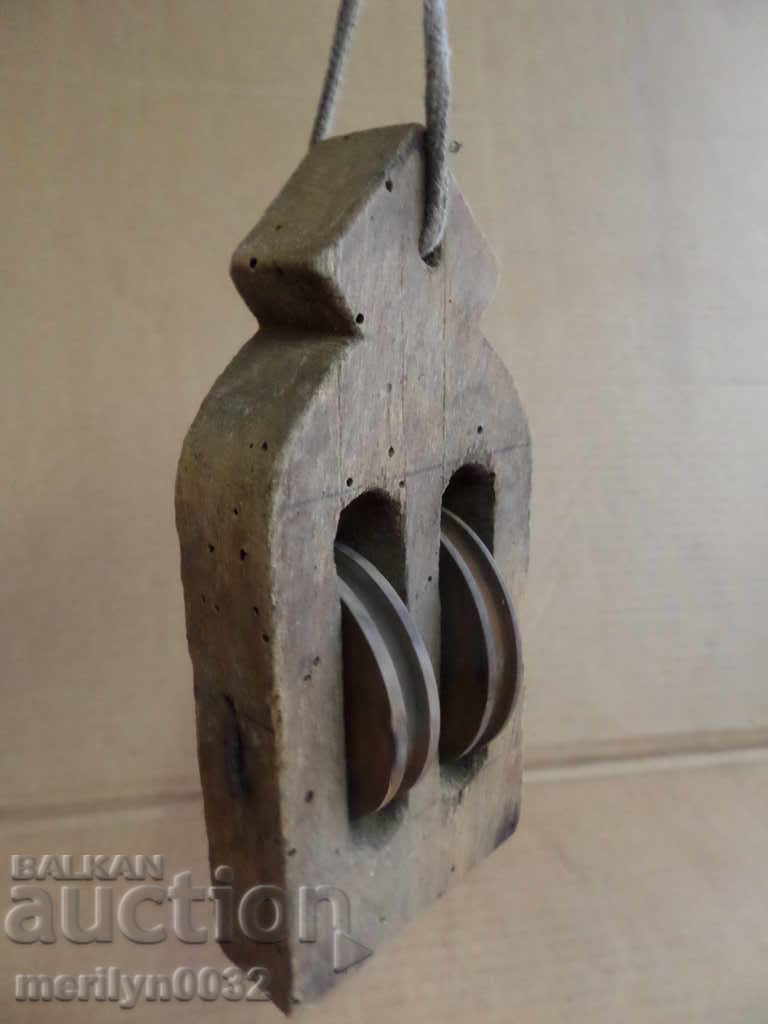 Old wood pulp, polispast for loom, wood, primitive with price 38.00 BGN | € 19.43 Old wood pulp, polispast for loom, wood, primitive with price 38.00 BGN | € 19.43
