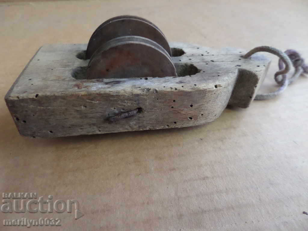 Delivery of Old wood pulp, polispast for loom, wood, primitive Delivery of Old wood pulp, polispast for loom, wood, primitive