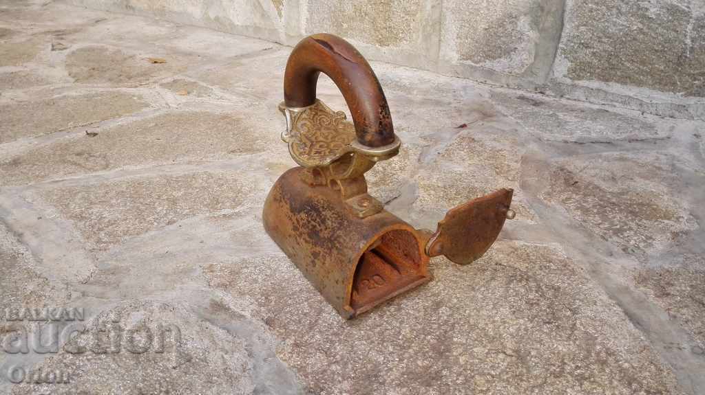 Αντίκες συλλεκτικά σιδήρου με τιμή 150.00 BGN | € 76.69