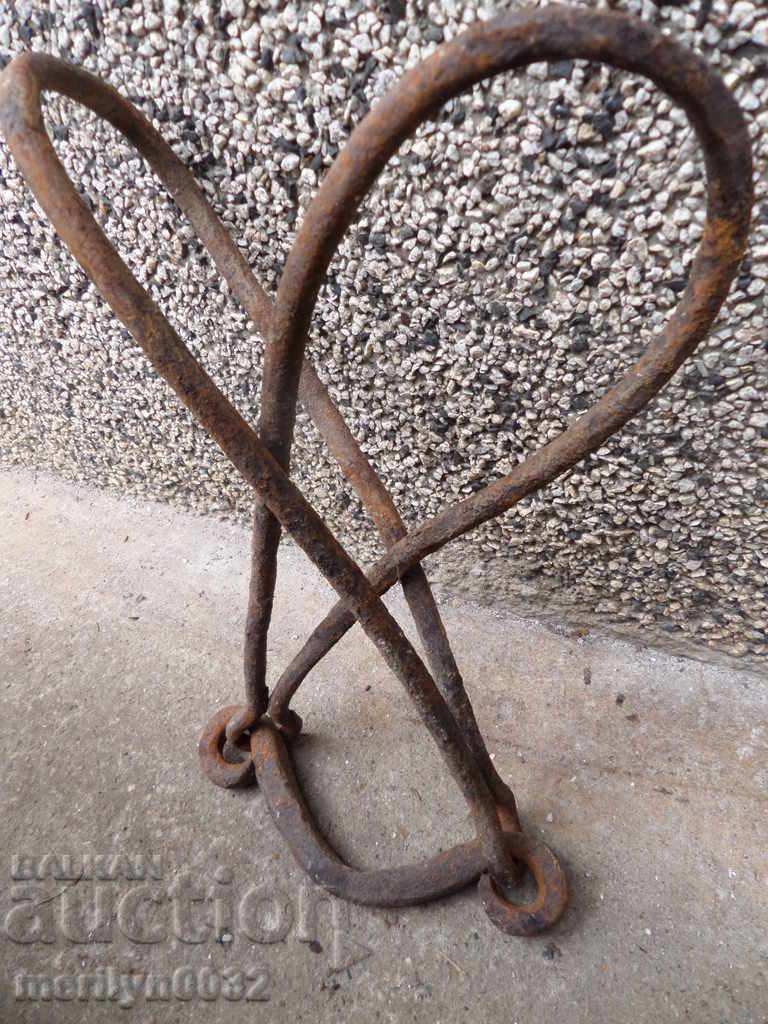 Auction Hand-forged bovine beeches wrought iron chain Auction Hand-forged bovine beeches wrought iron chain
