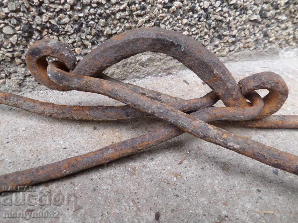 Delivery of Hand-forged bovine beeches wrought iron chain Delivery of Hand-forged bovine beeches wrought iron chain
