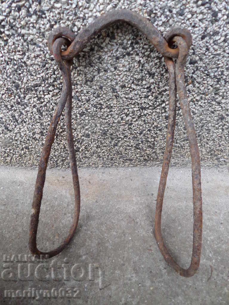 Hand-forged bovine beeches wrought iron chain