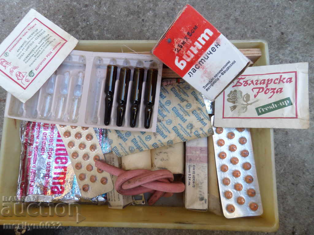 Old car first aid kit, bag, medication, Bulgaria's car - 7 Old car first aid kit, bag, medication, Bulgaria's car - 7